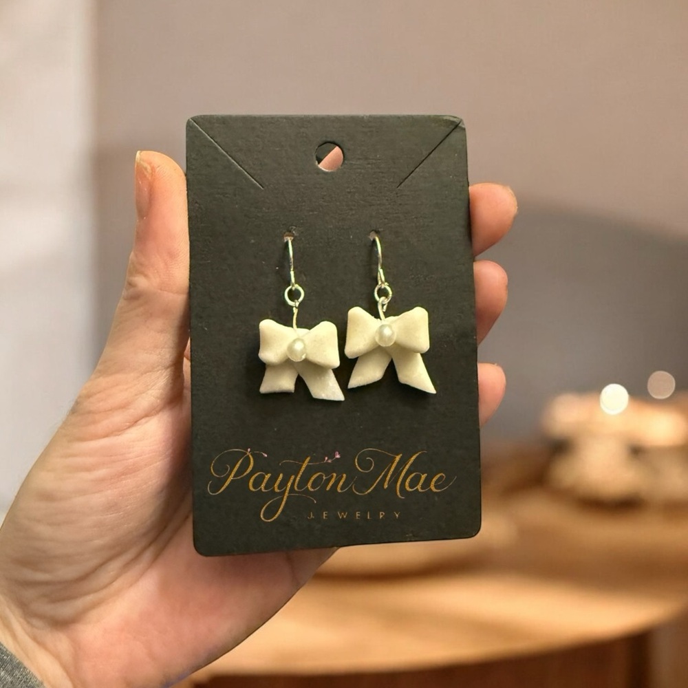 Dangling shimmery bows with 4mm mother of pearls